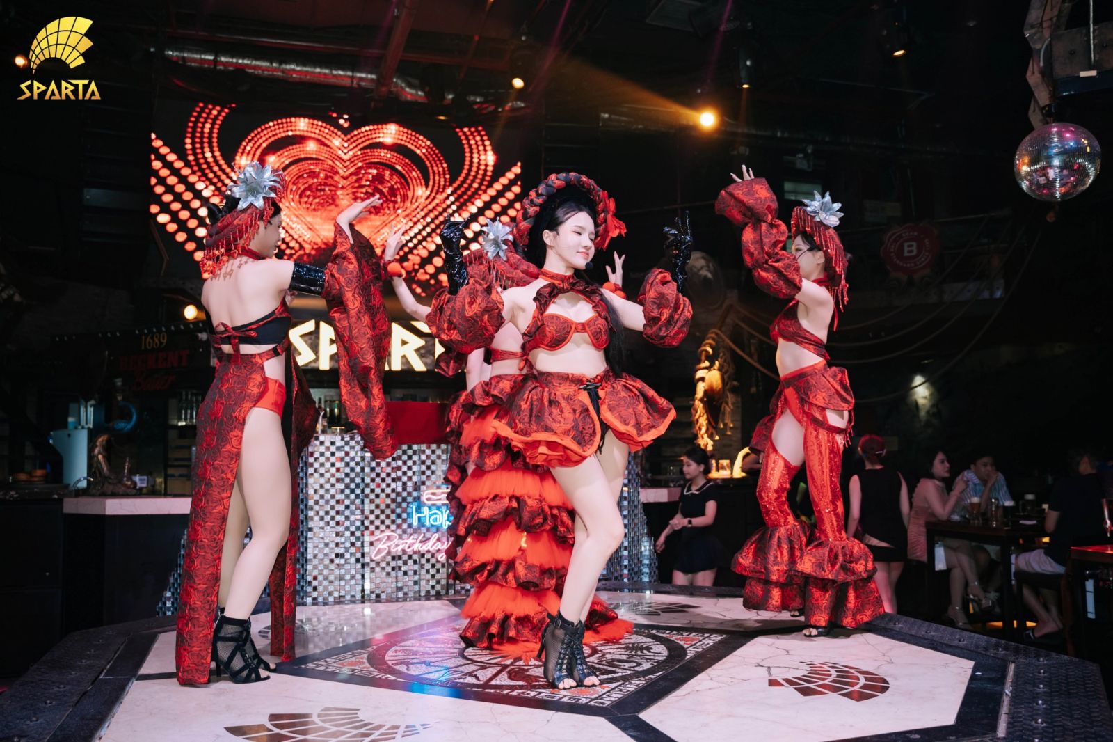 Show diễn hấp dẫn, dancer sexy tại Sparta