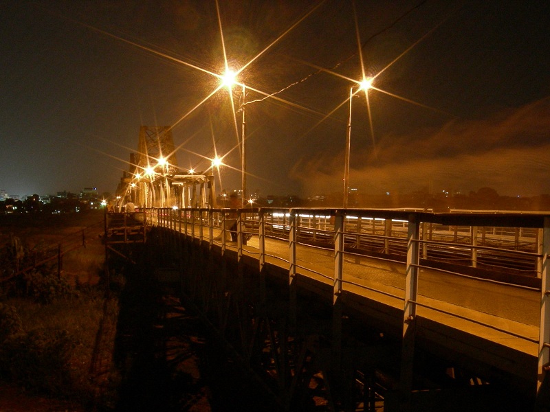 Buổi tối ở Hà Nội nên đi đâu Cầu Long Biên