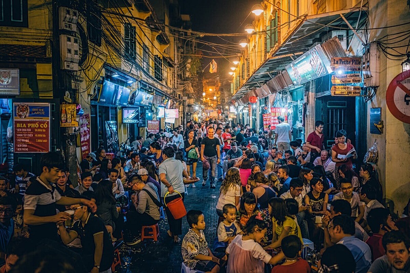 Buổi tối ở Hà Nội nên đi đâu phố bia Tạ Hiện